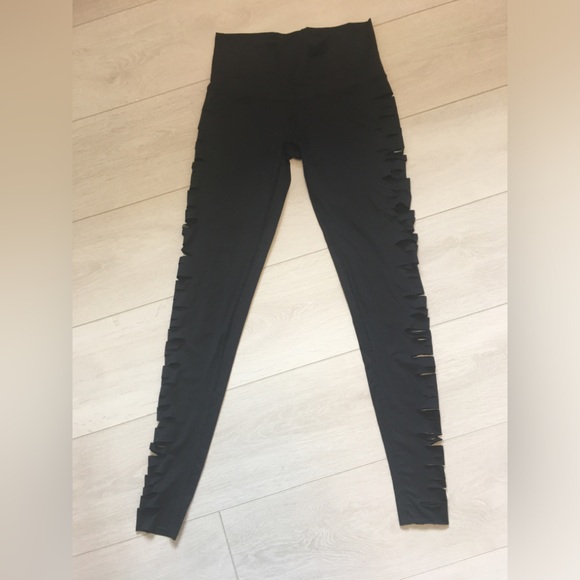Black Cutout Teeki Yoga Pants Small - NWOT - Picture 3 of 7